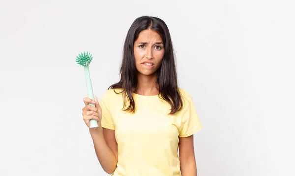 Jong Hispanic Vrouw Kijken Verbaasd Verward Het Houden Van Een — Stockfoto