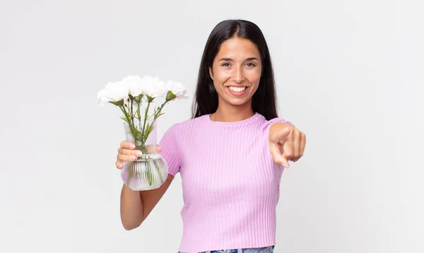 Jovem Hispânico Mulher Apontando Para Câmera Escolhendo Você Segurando Flores — Fotografia de Stock