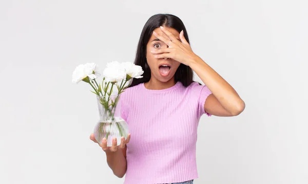 Mujer Hispana Joven Que Parece Sorprendida Asustada Aterrorizada Cubriendo Cara — Foto de Stock