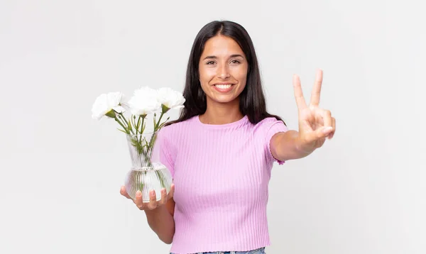 Jovem Hispânico Mulher Sorrindo Olhando Amigável Mostrando Número Dois Segurando — Fotografia de Stock