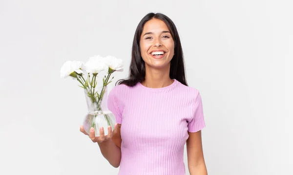 Joven Mujer Hispana Buscando Feliz Gratamente Sorprendida Sosteniendo Flores Decorativas — Foto de Stock