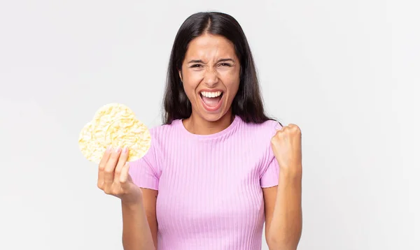 Joven Hispana Sintiéndose Conmocionada Riendo Celebrando Éxito Sosteniendo Una Galleta — Foto de Stock