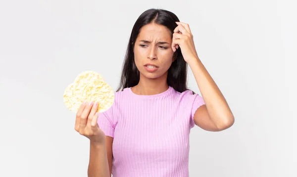 Jonge Spaanse Vrouw Die Zich Verward Verward Voelt Hoofd Krabt — Stockfoto