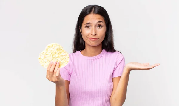 Молода Іспаномовна Жінка Почувається Спантеличеною Збентеженою Сумнівається Тримає Рисове Печиво — стокове фото