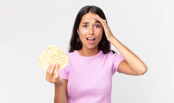 Joven Mujer Hispana Mirando Feliz Asombrada Sorprendida Sosteniendo Una Galleta — Foto de Stock