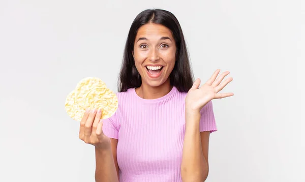Молодая Латиноамериканка Чувствует Себя Счастливой Изумленной Невероятным Держит Рисовое Печенье — стоковое фото