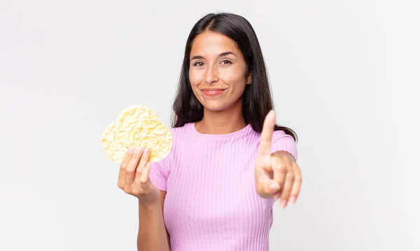 Joven Mujer Hispana Sonriendo Orgullosa Confiadamente Haciendo Número Uno Sosteniendo — Foto de Stock