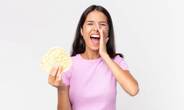 Jovem Hispânica Sentir Feliz Dando Grande Grito Com Mãos Lado — Fotografia de Stock