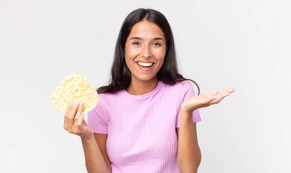 Joven Hispana Sintiéndose Feliz Sorprendida Darse Cuenta Una Solución Idea — Foto de Stock