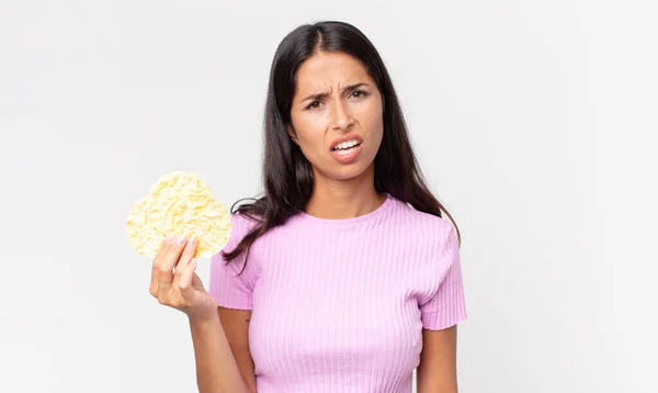 Молода Іспаномовна Жінка Відчуває Себе Спантеличеною Збентеженою Тримає Рисове Печиво — стокове фото