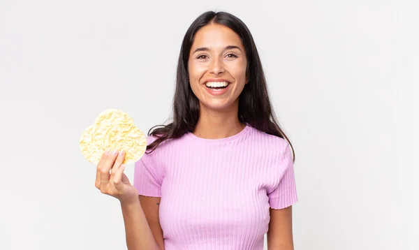 Молодая Латиноамериканка Выглядит Счастливой Приятно Удивленной Держит Рисовое Печенье Концепция — стоковое фото