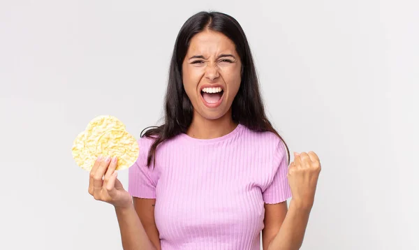 Joven Mujer Hispana Gritando Agresivamente Con Expresión Enojo Sosteniendo Una — Foto de Stock