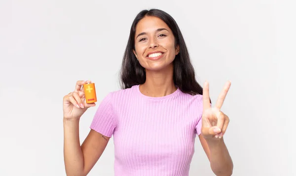 Joven Mujer Hispana Sonriendo Luciendo Feliz Haciendo Gestos Victoria Paz —  Fotos de Stock