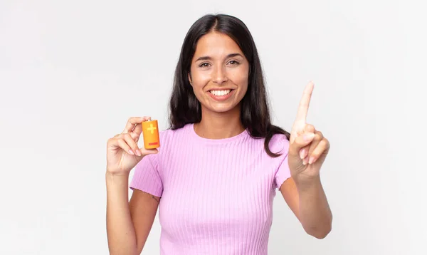 Joven Mujer Hispana Sonriendo Luciendo Amigable Mostrando Número Uno Sosteniendo — Foto de Stock