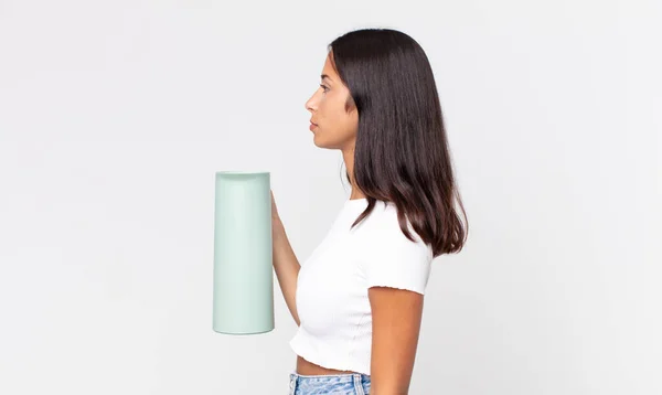 Jeune Femme Hispanique Vue Profil Penser Imaginer Rêver Tenir Thermos — Photo