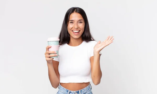 年轻的惊慌失措的女人对令人难以置信的事感到快乐和惊讶 还拿着一个装咖啡的容器 — 图库照片