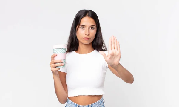 Jovem Hispânico Mulher Olhando Sério Mostrando Palma Aberta Fazendo Parar — Fotografia de Stock