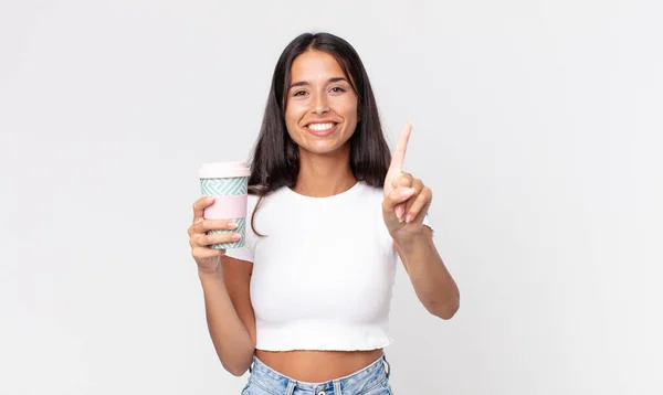 Jovem Hispânico Mulher Sorrindo Olhando Amigável Mostrando Número Segurando Recipiente — Fotografia de Stock