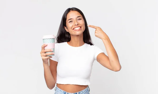 Jovem Hispânico Mulher Sorrindo Confiantemente Apontando Para Próprio Sorriso Largo — Fotografia de Stock