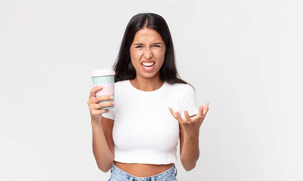 Jovem Hispânico Mulher Olhando Irritado Irritado Frustrado Segurando Recipiente Café — Fotografia de Stock