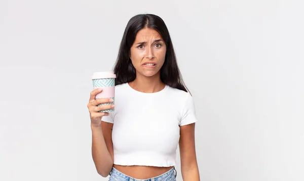 Jovem Hispânico Mulher Olhando Confuso Confuso Segurando Recipiente Café Take — Fotografia de Stock