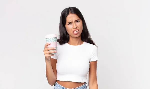 Jovem Hispânica Sentindo Confuso Confuso Segurando Recipiente Café Take Away — Fotografia de Stock