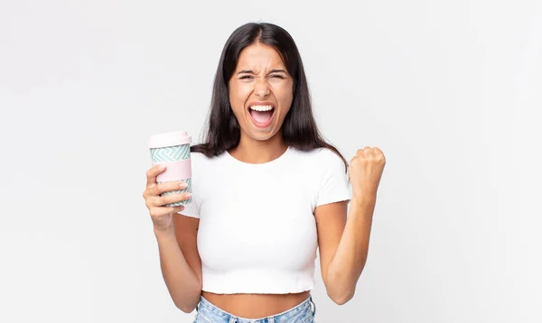 年轻的惊慌失措的女人怒气冲冲地大叫着 手里拿着一个装咖啡的容器 — 图库照片