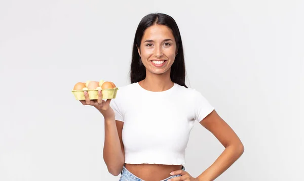 Jovem Hispânico Mulher Sorrindo Feliz Com Uma Mão Quadril Confiante — Fotografia de Stock