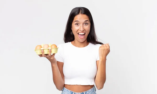 Giovane Donna Ispanica Sentirsi Scioccato Ridendo Celebrando Successo Tenendo Una — Foto Stock