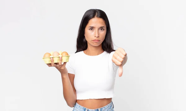 Молодая Латиноамериканка Чувствует Себя Рассерженной Показывая Пальцы Вниз Держа Коробку — стоковое фото