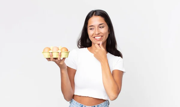 Giovane Donna Ispanica Sorridente Con Espressione Felice Fiduciosa Con Mano — Foto Stock