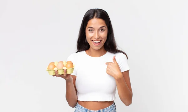 Genç Spanyol Kadın Mutlu Hissediyor Heyecanlı Elinde Bir Yumurta Kutusuyla — Stok fotoğraf