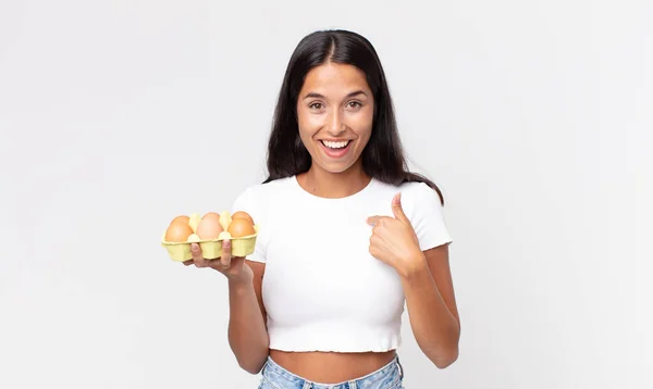 Joven Mujer Hispana Sintiéndose Feliz Señalándose Misma Con Una Caja — Foto de Stock