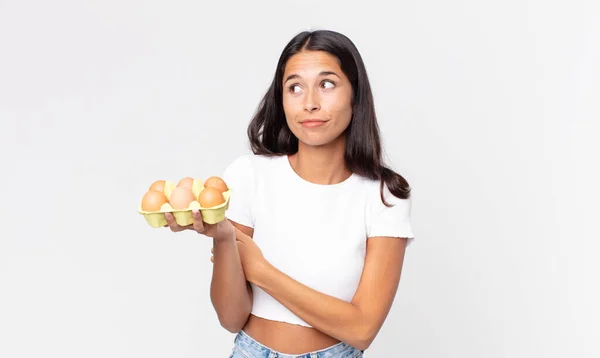 Giovane Donna Ispanica Che Scrolla Sente Confusa Incerta Tiene Mano — Foto Stock