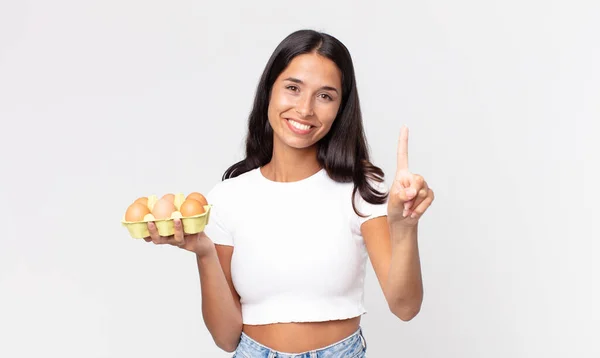 Giovane Donna Ispanica Sorridente Dall Aspetto Amichevole Mostrando Numero Uno — Foto Stock