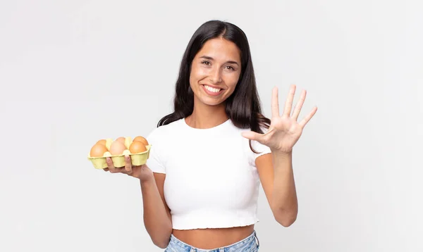 Giovane Donna Ispanica Sorridente Dall Aspetto Amichevole Mostrando Numero Cinque — Foto Stock