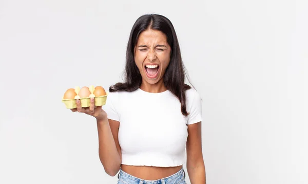 Giovane Donna Ispanica Urlando Aggressivamente Guardando Molto Arrabbiato Tenendo Una — Foto Stock