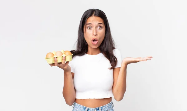 Giovane Donna Ispanica Guardando Sorpreso Scioccato Con Mascella Caduto Possesso — Foto Stock