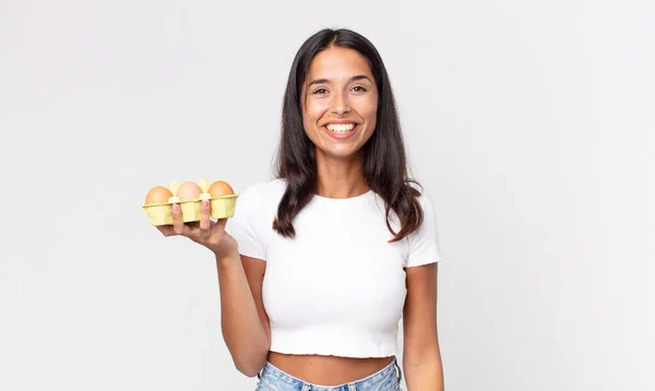 Jovem Hispânico Mulher Olhando Feliz Agradavelmente Surpreendido Segurando Uma Caixa — Fotografia de Stock