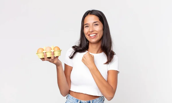 Jovem Hispânica Sentindo Feliz Enfrentando Desafio Celebrando Segurando Uma Caixa — Fotografia de Stock