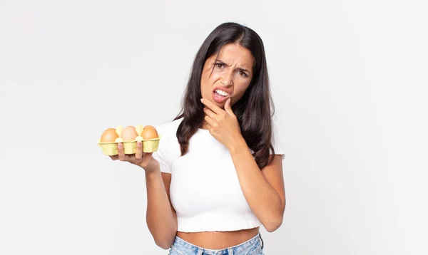 Junge Hispanische Frau Mit Weit Geöffnetem Mund Und Offenen Augen — Stockfoto