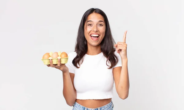 Jovem Hispânica Sentindo Como Gênio Feliz Animado Depois Perceber Uma — Fotografia de Stock