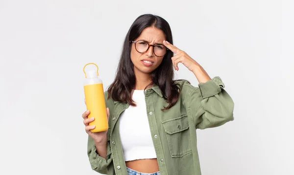 Jonge Spaanse Vrouw Voelt Zich Verward Verbaasd Waaruit Blijkt Dat — Stockfoto