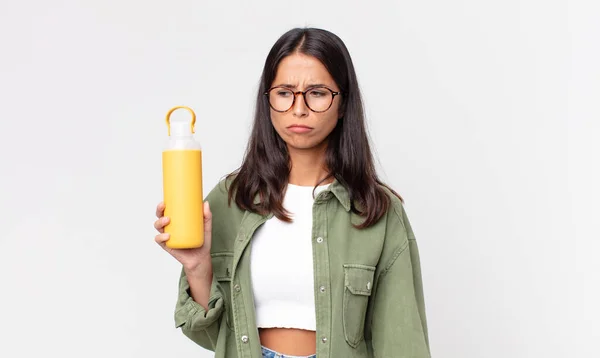 Jonge Spaanse Vrouw Voelt Zich Verdrietig Boos Boos Kijkt Naar — Stockfoto