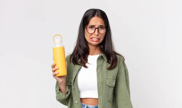 Jonge Spaanse Vrouw Kijken Verbaasd Verward Het Houden Van Een — Stockfoto