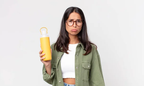 Jonge Spaanse Vrouw Voelt Zich Verdrietig Zeurderig Met Een Ongelukkige — Stockfoto