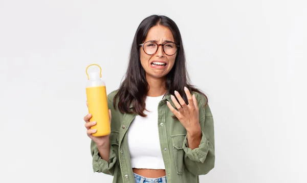 Joven Mujer Hispana Buscando Desesperada Frustrada Estresada Sosteniendo Termo Café —  Fotos de Stock