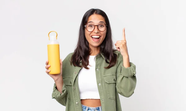 Joven Mujer Hispana Sintiéndose Como Genio Feliz Excitado Después Realizar —  Fotos de Stock