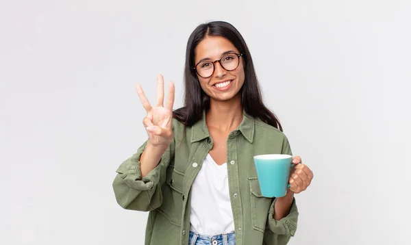 Joven Mujer Hispana Sonriendo Buscando Amigable Mostrando Número Tres Sosteniendo — Foto de Stock