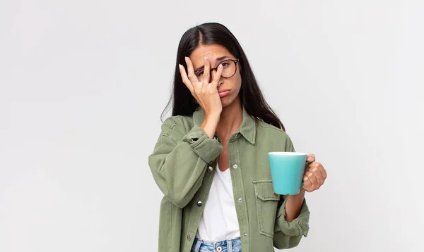 Молодая Латиноамериканка Чувствует Скуку Разочарование Сонливость После Утомительного Держа Кофейную — стоковое фото